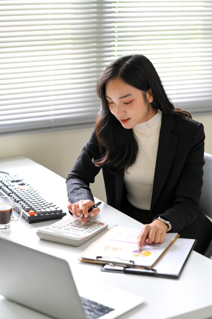 Lease accounting entries affecting a business cash flow statement